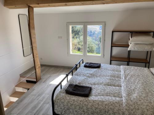 une chambre avec un lit et une fenêtre dans l'établissement Cottage les Marjoris Tanneron, à Tanneron