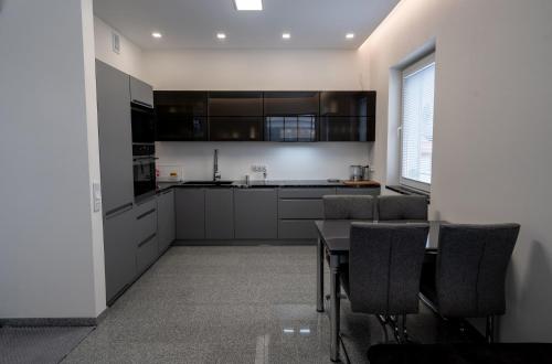 Kuchyň nebo kuchyňský kout v ubytování Apartament Grabowski Stone Design