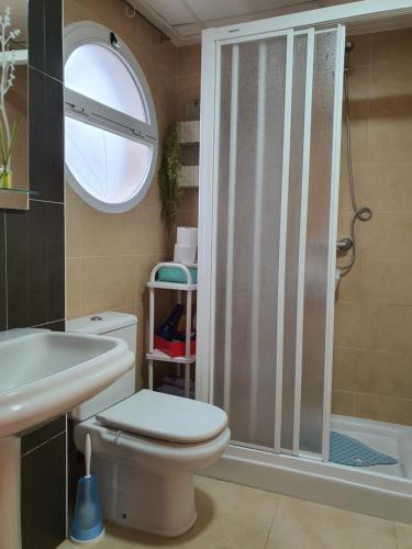 a bathroom with a toilet and a shower at Exclusivo Atico con vistas en el centro de Lorca in Lorca