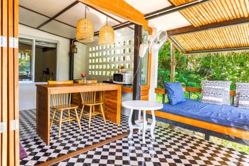 a kitchen and living room with a bench and a table at Cookies Salad Resort in Salad Beach