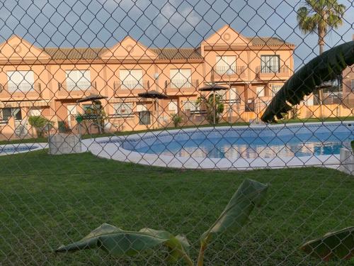 Bazén v ubytovaní Apartamento Residencial Al Andalus 117, La Barrosa, Chiclana, Incluye parking a unos metros del mar alebo v jeho blízkosti