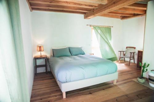 - une chambre avec un lit dans un dortoir doté de parquet dans l'établissement Eco Gîte avec vue sur mer, à Chiatra