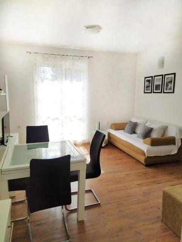 伊萬多拉克的住宿－lino，客厅配有桌椅和沙发