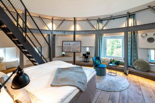 um quarto com uma escada e uma cama em Deluxe Turm em Bad Segeberg