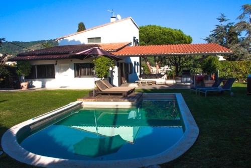 quiet house to enjoy the holidays, with pool and jacuzzi in the garden