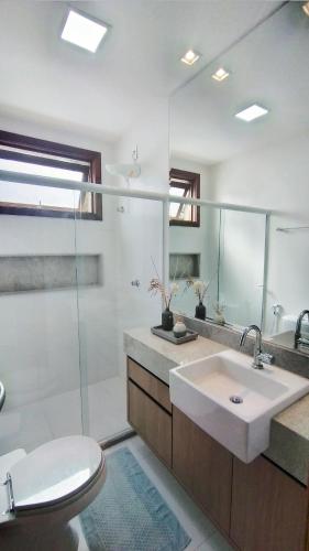 a bathroom with a sink and a toilet and a shower at Apartamento Portofino in Barra Grande