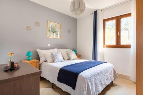 Ένα ή περισσότερα κρεβάτια σε δωμάτιο στο SeaEsta apartment Pool and Beach