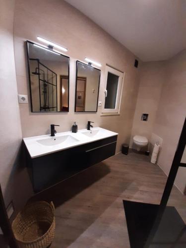 uma casa de banho com um lavatório, um espelho e um WC. em Family House em Vila do Bispo