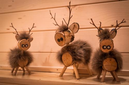 four reindeer made out of wood with their heads at Domek Mietusiowa Pchełka in Poronin