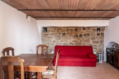 uma sala de estar com um sofá vermelho e uma mesa em New Remodel & Garden - Entire House - EXCLUSIVE USE em Sassofortino