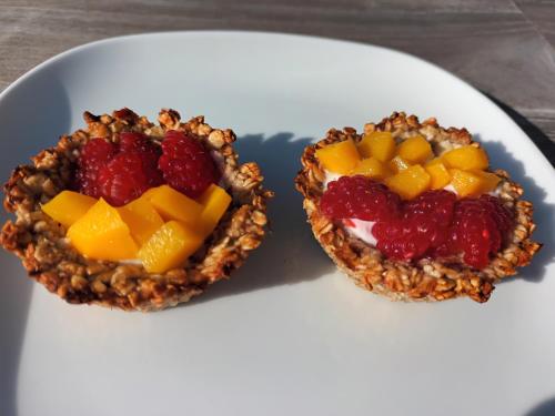 two pies with fruit on a white plate at B&B Snelleghem in Snellegem