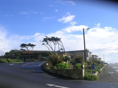 a street with a building and a street light at Cambria Shores Inn in Cambria