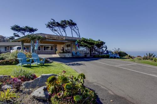 a house with two chairs on the side of the road at Cambria Shores Inn in Cambria