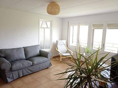 a living room with a couch and a chair at Cal Pigat in Miravet