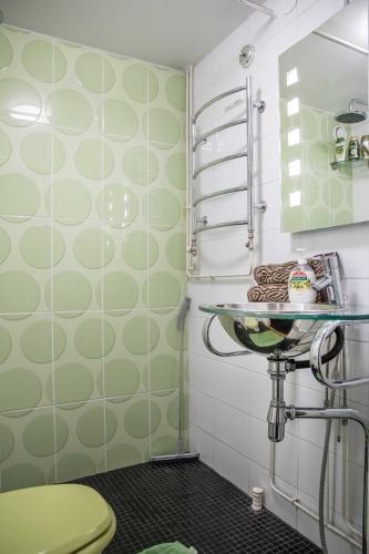 a bathroom with a green toilet and a sink at Iso perheasunto keskustassa, Särkänniemen lähellä in Tampere