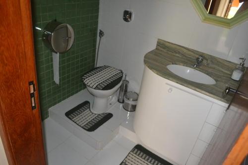 La petite salle de bains est pourvue de toilettes et d'un lavabo. dans l'établissement Casa Adonai, à Miguel Pereira