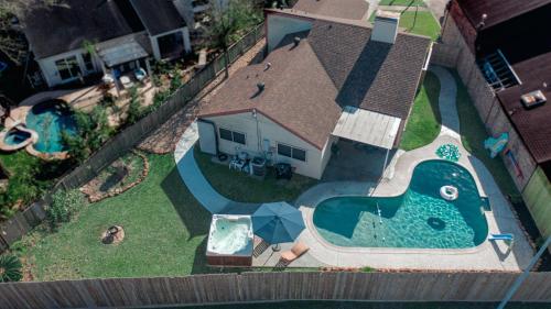 an overhead view of a backyard with a swimming pool at 1976HoustonGem Luminous PvTPool & HotTub DT20mins for LRG Families 6Beds 2Bath in Houston