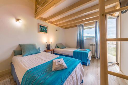 フィゲイラ・ダ・フォズにあるVan Gogh Style Beachのベッドルーム1室(ベッド2台、窓付)