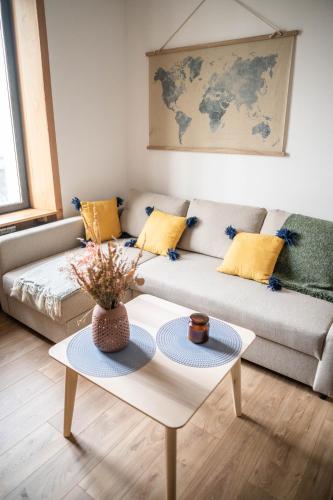 un salon avec un canapé et une table dans l'établissement LITTLE BAHIA, à Saint-Malo