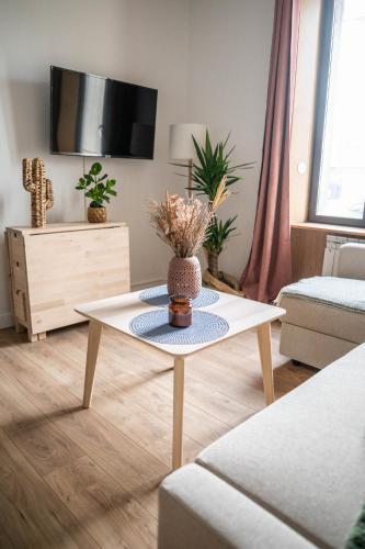 un salon avec une table basse et une télévision dans l'établissement LITTLE BAHIA, à Saint-Malo