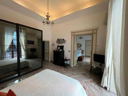 ein Schlafzimmer mit einem Bett und einem großen Spiegel in der Unterkunft Residenze Pessina in Neapel
