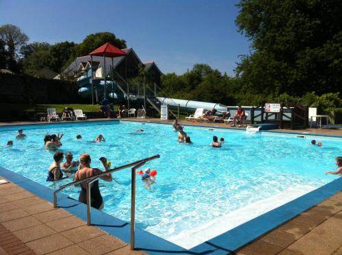 um grupo de pessoas numa piscina em 9 Sea Valley em Clovelly