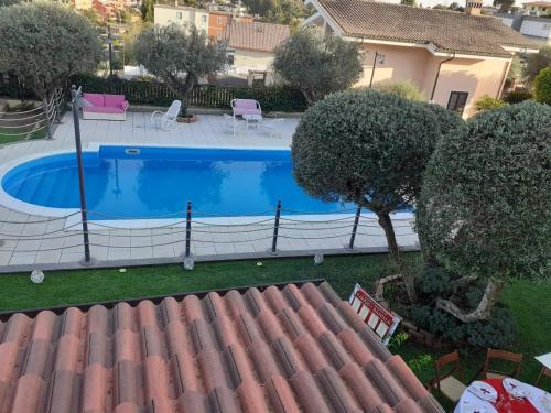 an overhead view of a swimming pool in a yard at Appartamento VILLA ADRY in Rome