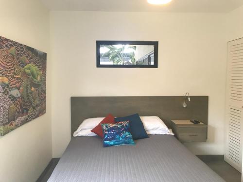 1 dormitorio con 1 cama y una foto en la pared en Bungle in the Jungle, en Playa Panama