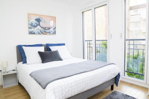 Un pat sau paturi într-o cameră la EXIGEHOME-Appartement de standing en plein centre ville