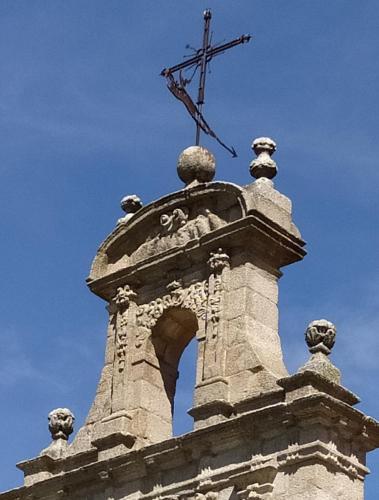 a cross on the top of a tower with a weather vane at Piso Navas in Navas de San Antonio