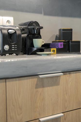 a toaster sitting on top of a counter with a cup at Episkopi Estate Cycladic Villas in Éxo Goniá