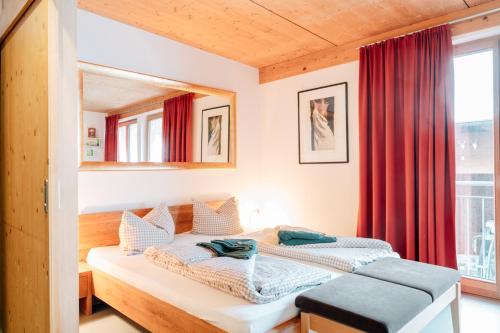 Postel nebo postele na pokoji v ubytování Reiterhof Berggut Gaicht