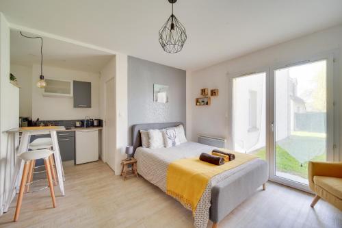 ブリュにあるLe studio d'Angèleの小さなベッドルーム(ベッド1台付)、キッチンが備わります。