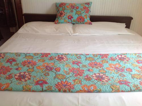 En eller flere senge i et værelse på Rainbow Beach Apartments & Rooms