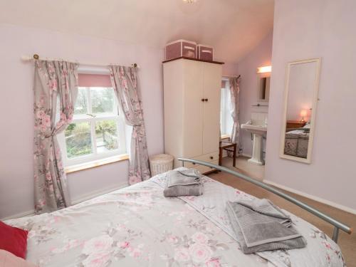 1 dormitorio con cama y ventana en Ghyll Cottage en Rosedale Abbey