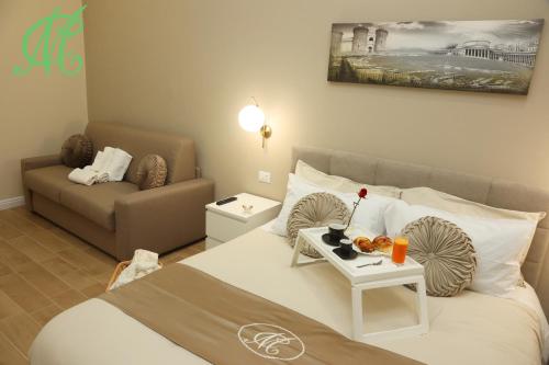 ein Hotelzimmer mit einem Bett und einem Sofa in der Unterkunft MC Apartments in Neapel