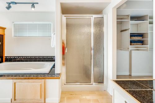 Un baño con ducha, bañera y lavabo. en The White Anchor, en Depoe Bay