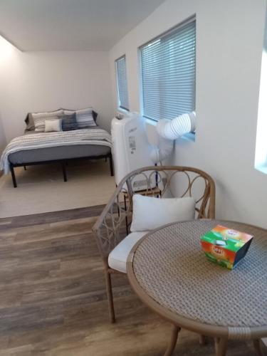 a room with a table and a bed in a room at Hawaii Getaway in Holualoa
