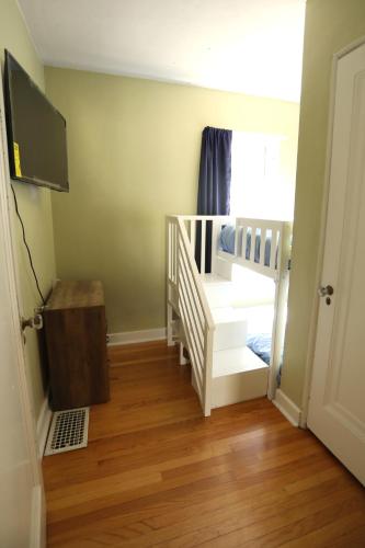 Ein Bett oder Betten in einem Zimmer der Unterkunft Blue House, Blocks from Ross-Aide, Mackey, Samara House, Birck Golf Complex
