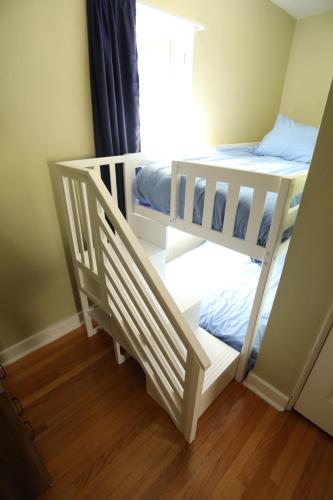 Ein Bett oder Betten in einem Zimmer der Unterkunft Blue House, Blocks from Ross-Aide, Mackey, Samara House, Birck Golf Complex