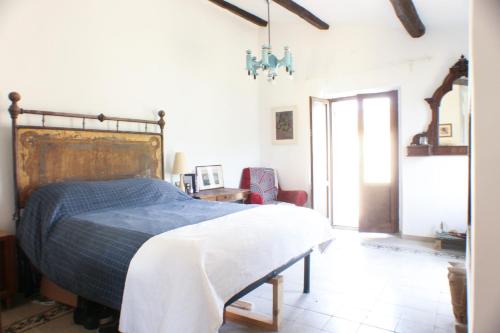 1 dormitorio con 1 cama con manta azul en Casa Casperia, en Casperia
