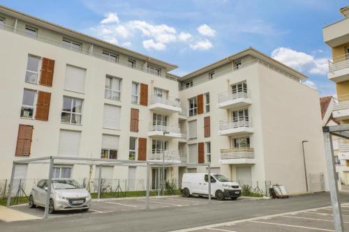 Gallery image of Appartement F2 de haut standing en hypercentre avec jardin privé à 270 m de la Gare de MANTES ! in Mantes-la-Ville