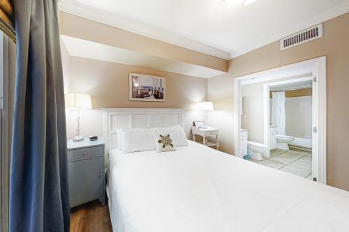 Una cama o camas en una habitación de Windemere Condominiums II