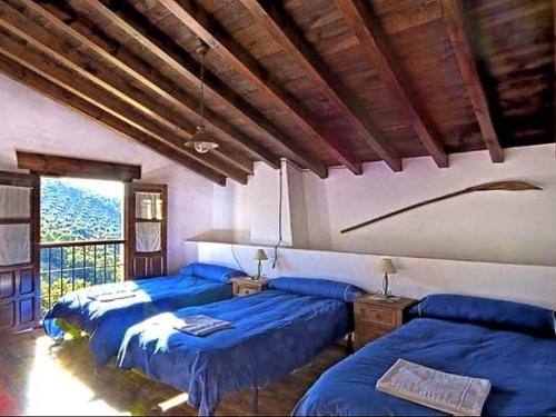 Een bed of bedden in een kamer bij Traditional cottage in Andaluc a with private terrace