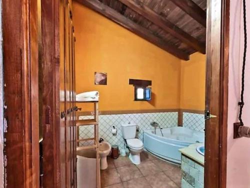 een badkamer met een bad, een toilet en een wastafel bij Traditional cottage in Andaluc a with private terrace in Serval