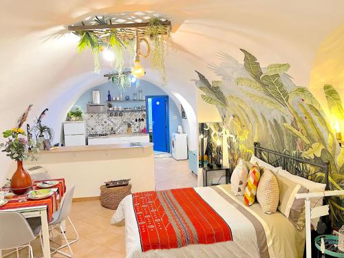 1 dormitorio con cama, mesa y cocina en Apartment Napoli, en Nápoles