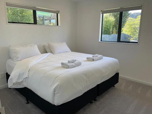 En eller flere senge i et værelse på Private Escape Central Wanaka 3 Bedroom