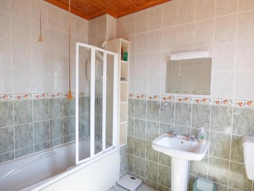 y baño con lavabo, aseo y bañera. en Seaview Cottage, en Ballyvaughan