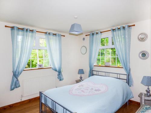 - une chambre avec un lit et 2 fenêtres dans l'établissement Berrylane, à Enniscorthy