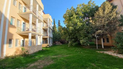 un edificio de apartamentos con un patio delante en Mediterranean apart hotel, en Fethiye